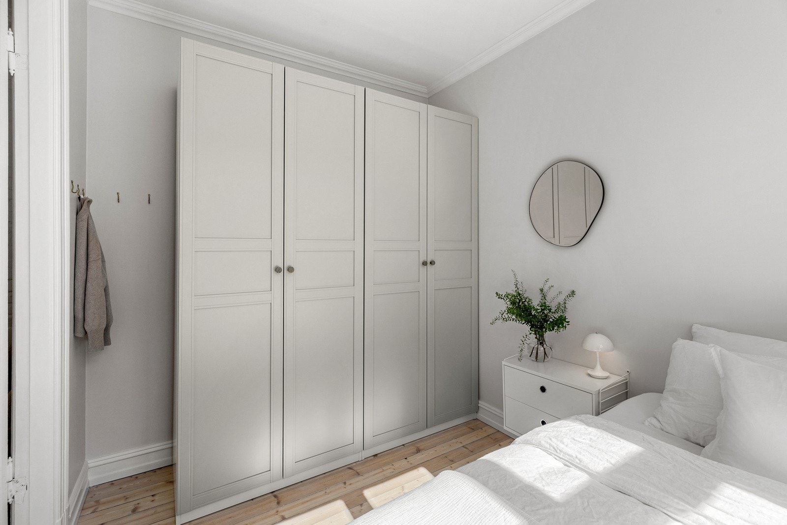 Rikelig med oppbevaringsplass i store garderobeskap. Galleribilde