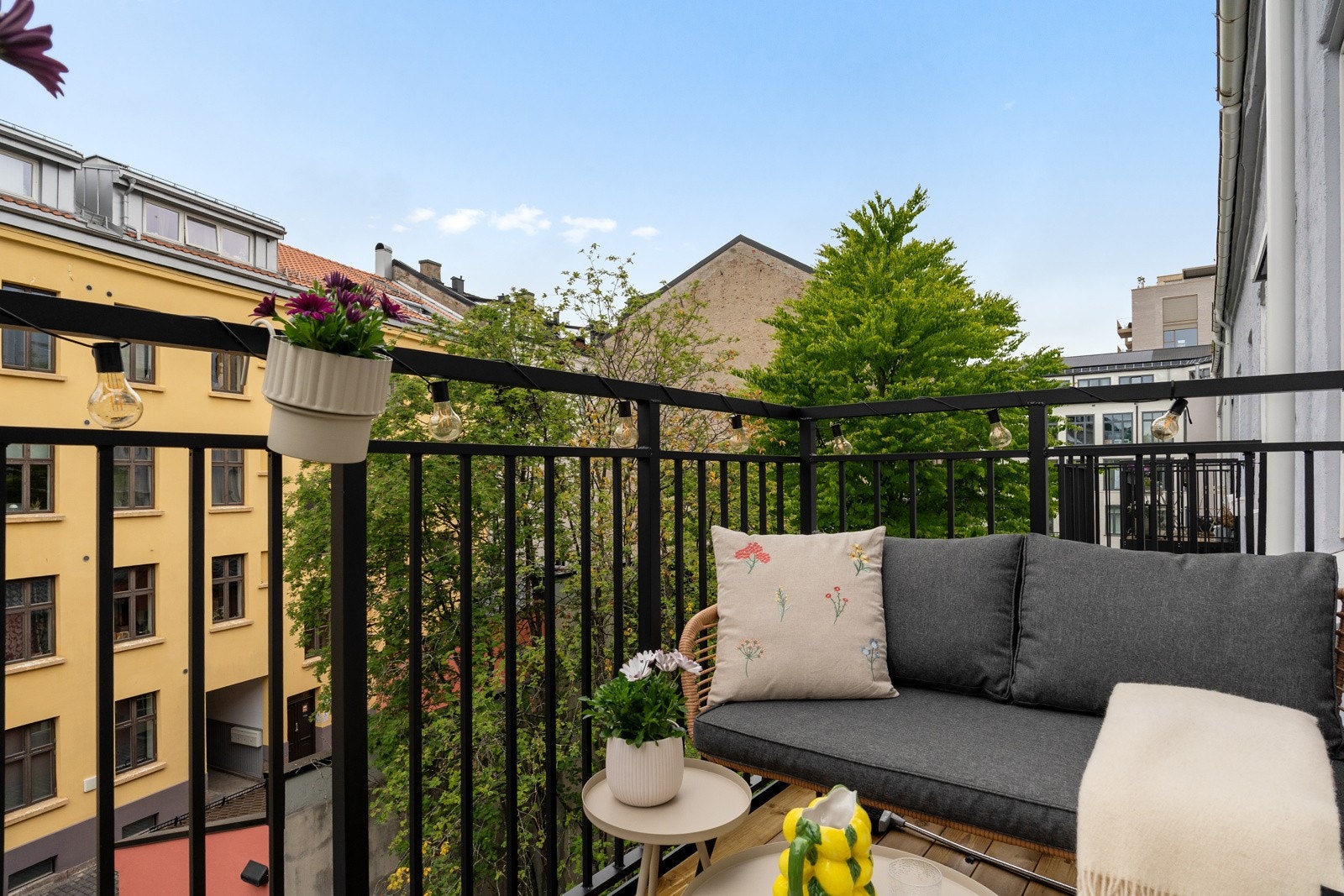 Fra stuen har du direkte adkomst til balkongen som vender mot rolig bakgård. Galleribilde