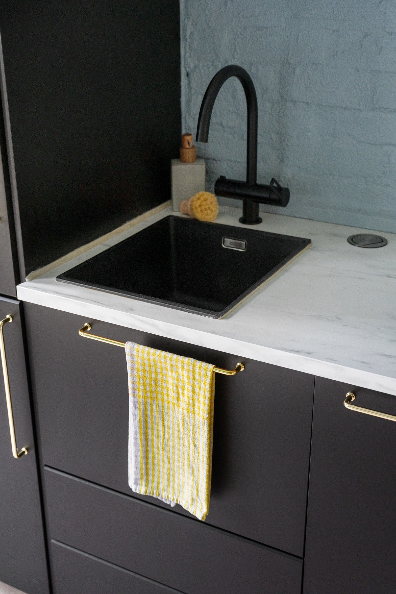 Lyslist (LED) under overskap gir gode arbeidsforhold. Malt teglstein (vegg) over benkeplaten. Galleribilde