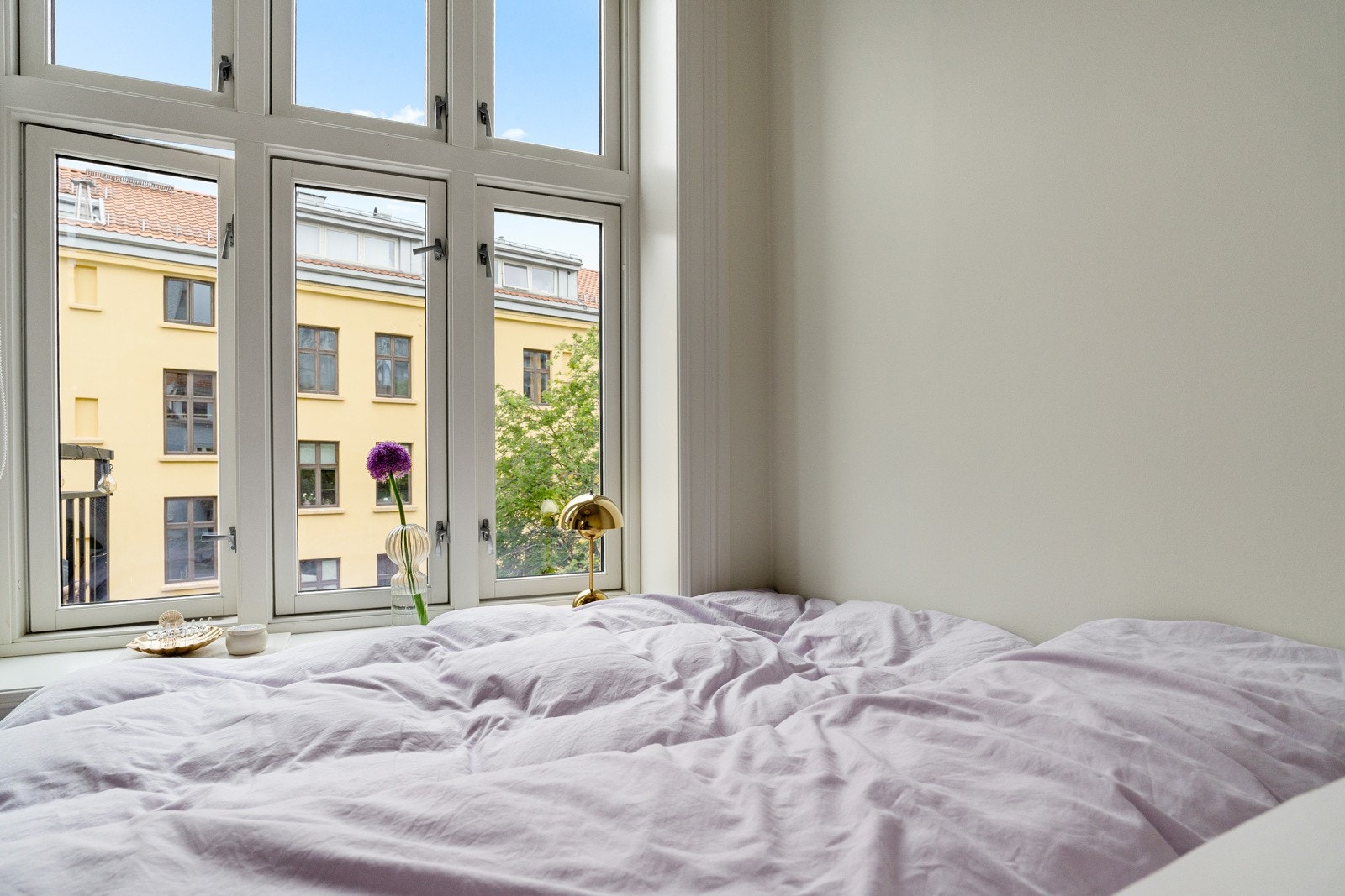 Vender mot rolig bakgård. Galleribilde