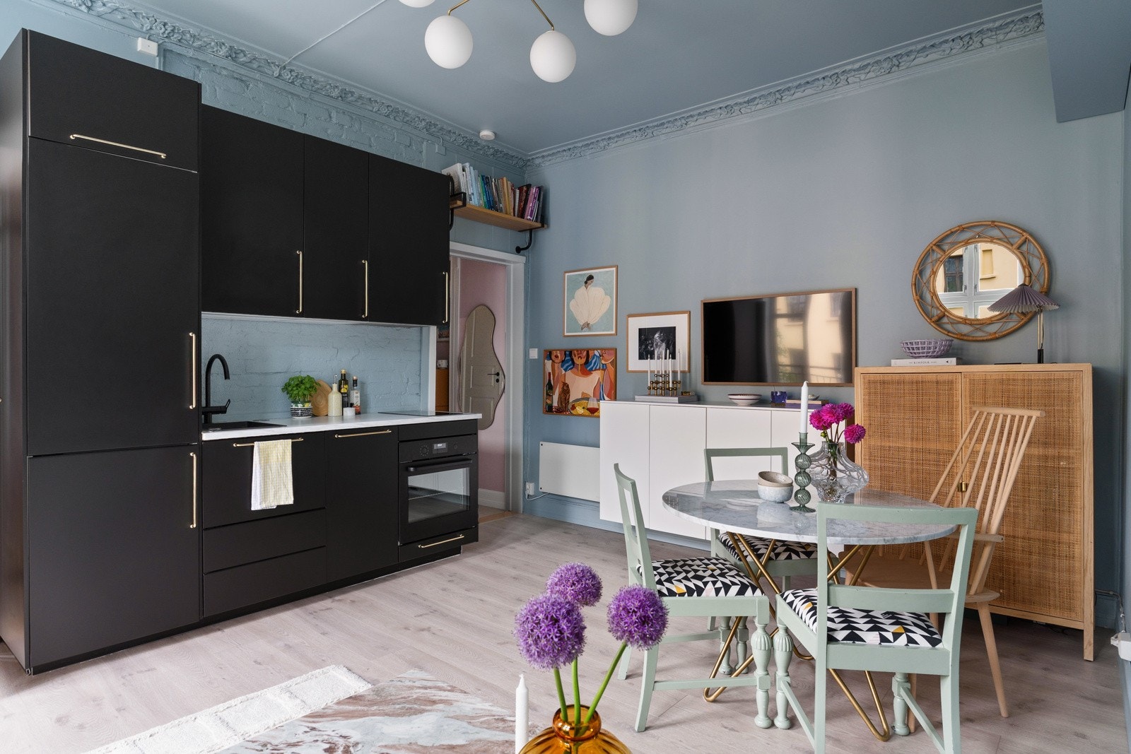 Åpen og sosial løsning med god plass til spisebord, slik at du kan invitere flere gjester på hyggelige middagskvelder. Galleribilde