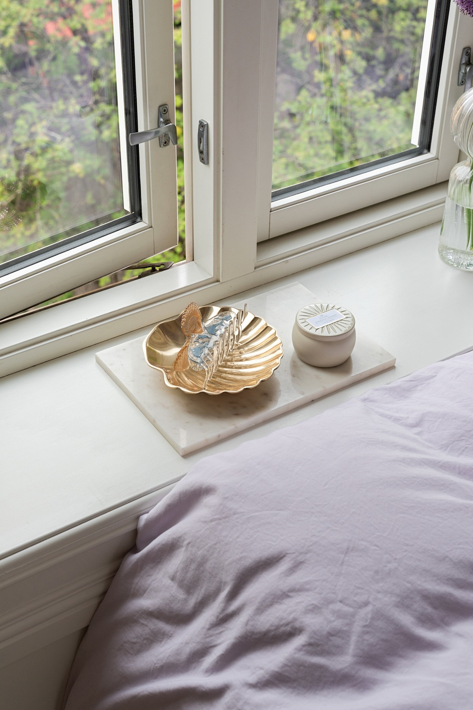 Soverommet er malt i en behagelig lys tone og utsmykket med dype vinduskarmer. Galleribilde