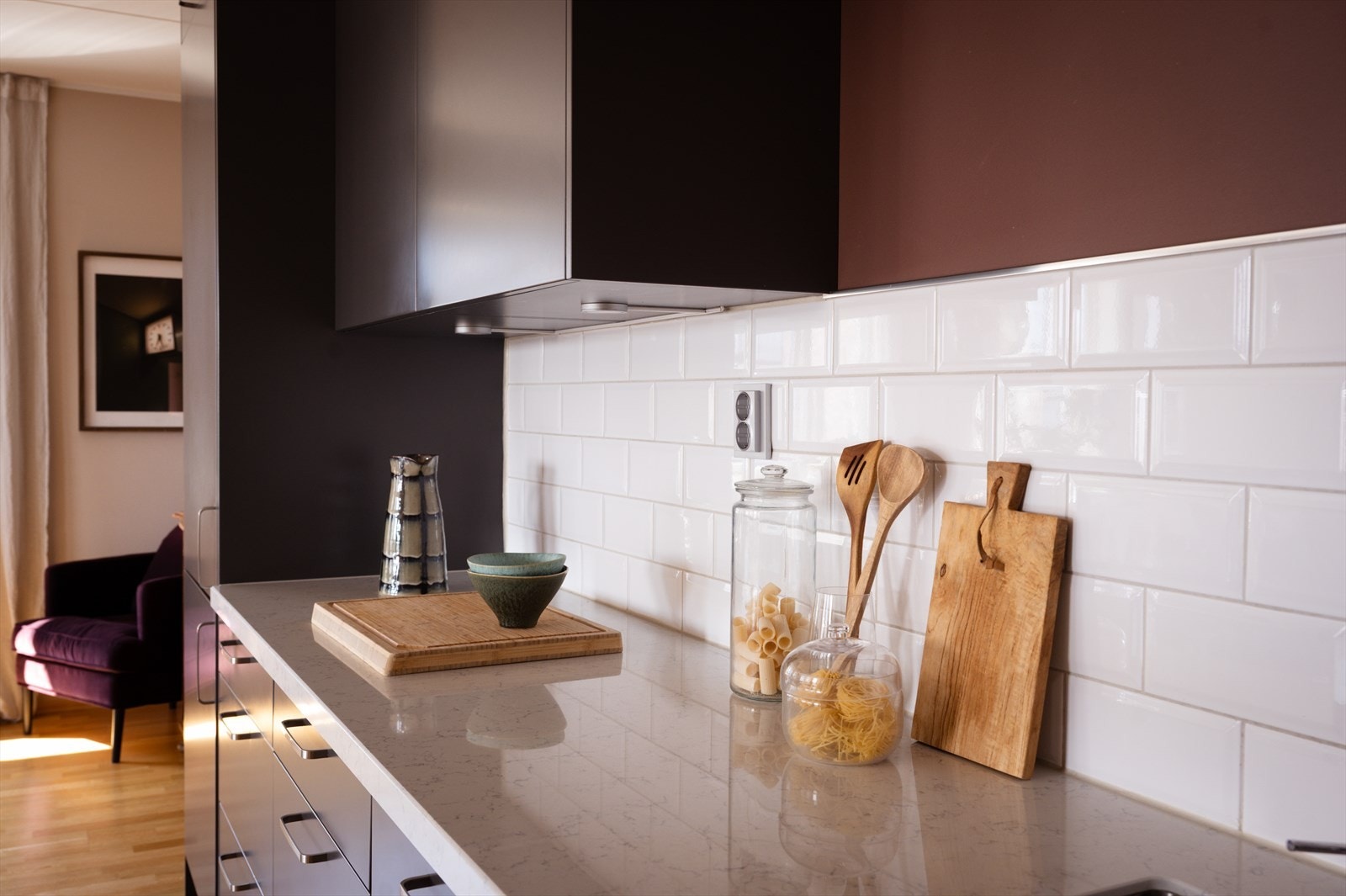 Fliser og belysning over benkeplaten. Galleribilde