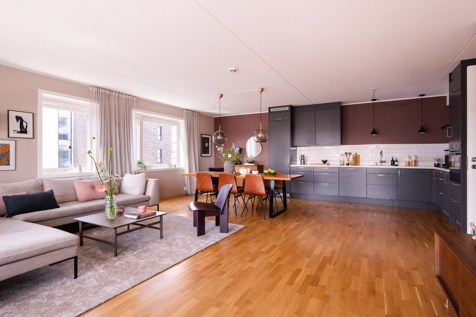 I 2020 ble alle vegger og tak i stue/kjøkken pusset og malt. Galleribilde