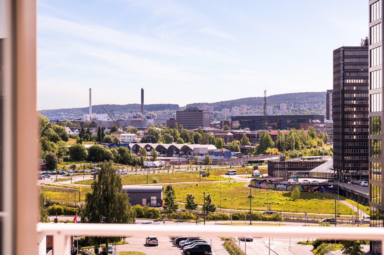 Leiligheten ligger i byggets 5. etasje og har en langstrakt utsikt. Galleribilde