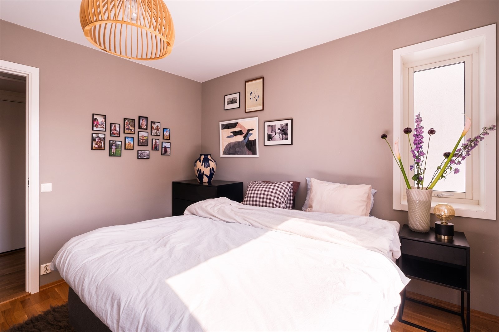 Rommet er malt i en farge som skaper en avslappende atmosfære. Galleribilde