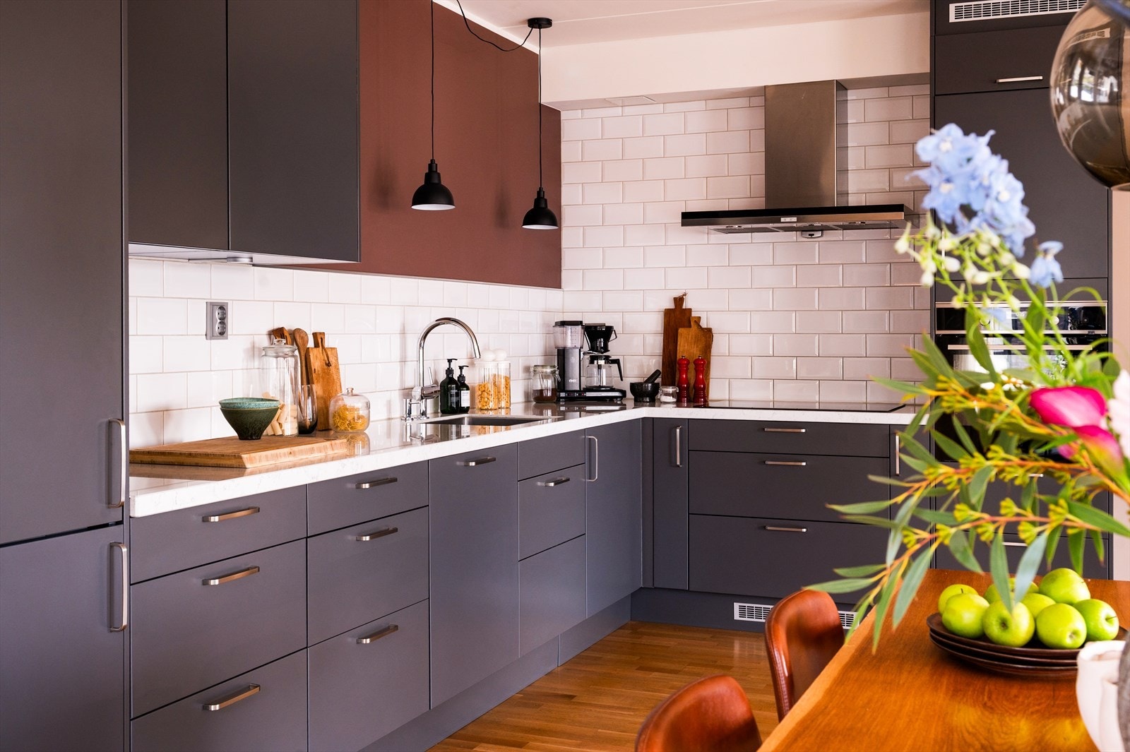 Leiligheten har et lekkert Epoq kjøkken med glatte fronter fra 2020. Galleribilde