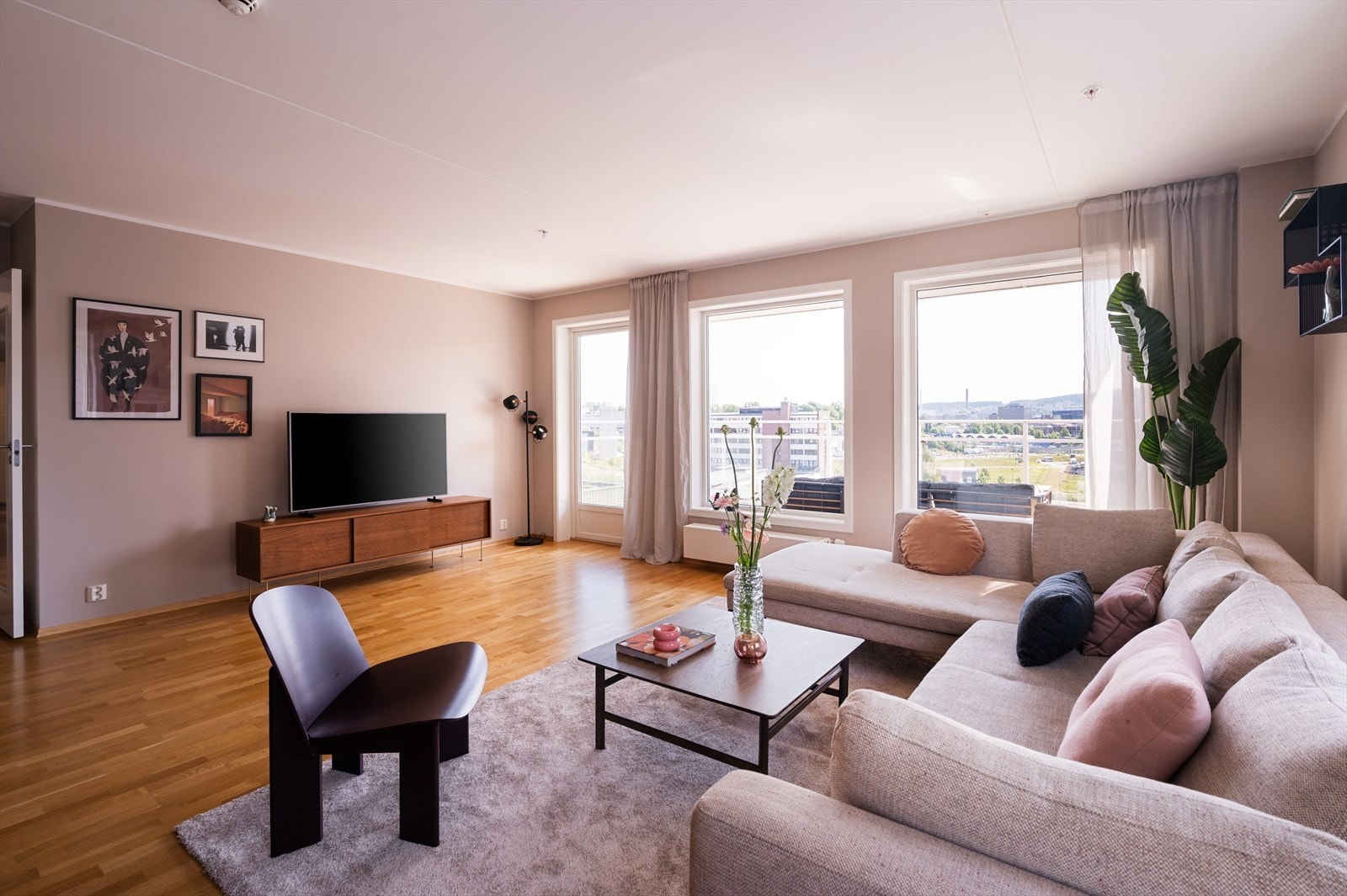 Store vindusflater fra gulv til himling slipper inn rikelig med naturlig lys og gir rommet en luftig og åpen følelse. Galleribilde