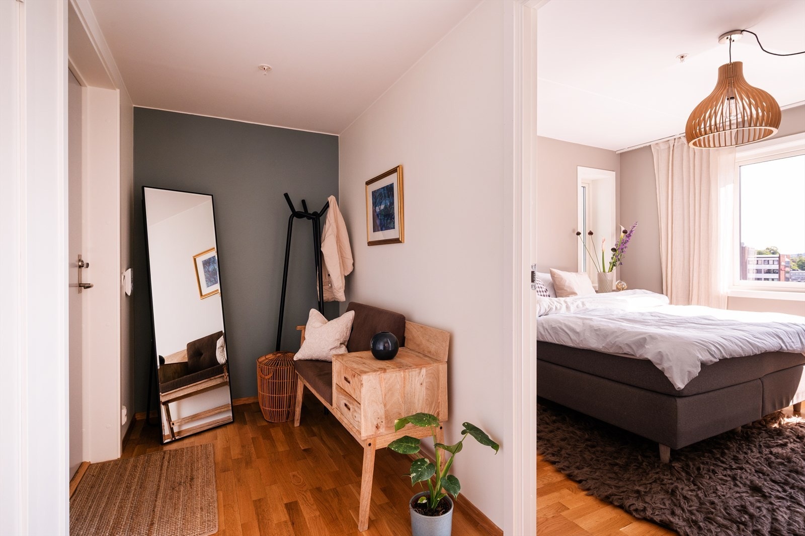 Boligen har en god planløsning, med alle de tre soverommene i bakkant av leiligheten. Galleribilde