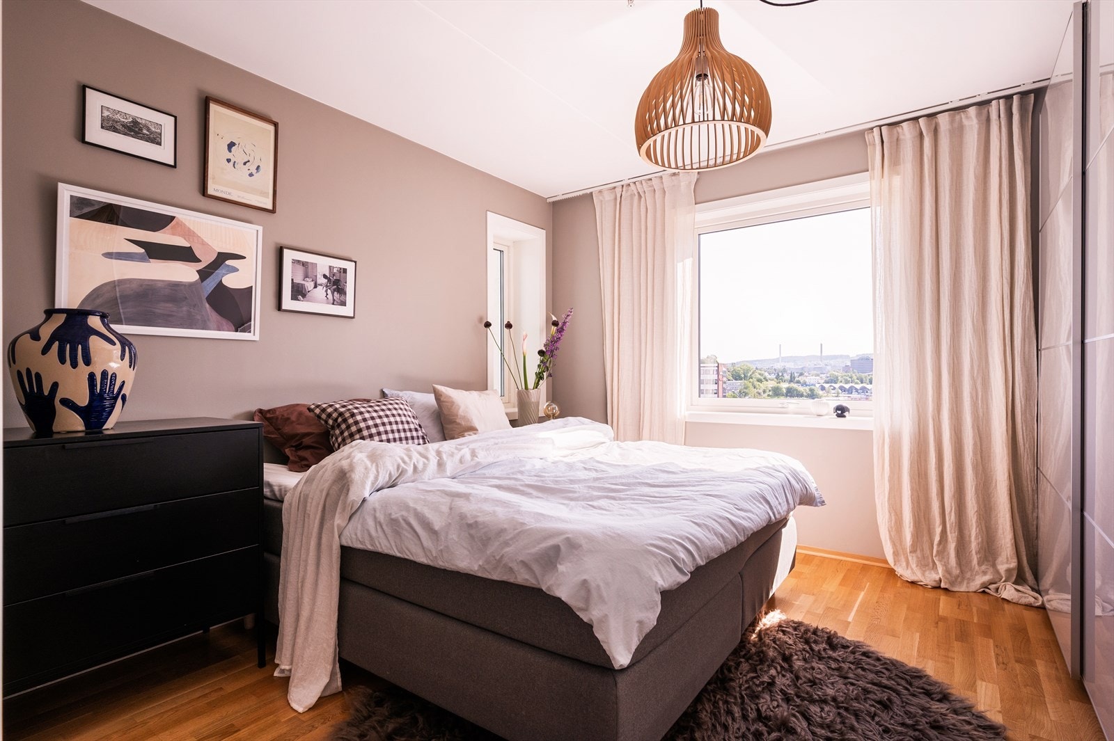 Hovedsoverommet er romslig og innbydende, med plass til en stor dobbeltseng. Galleribilde