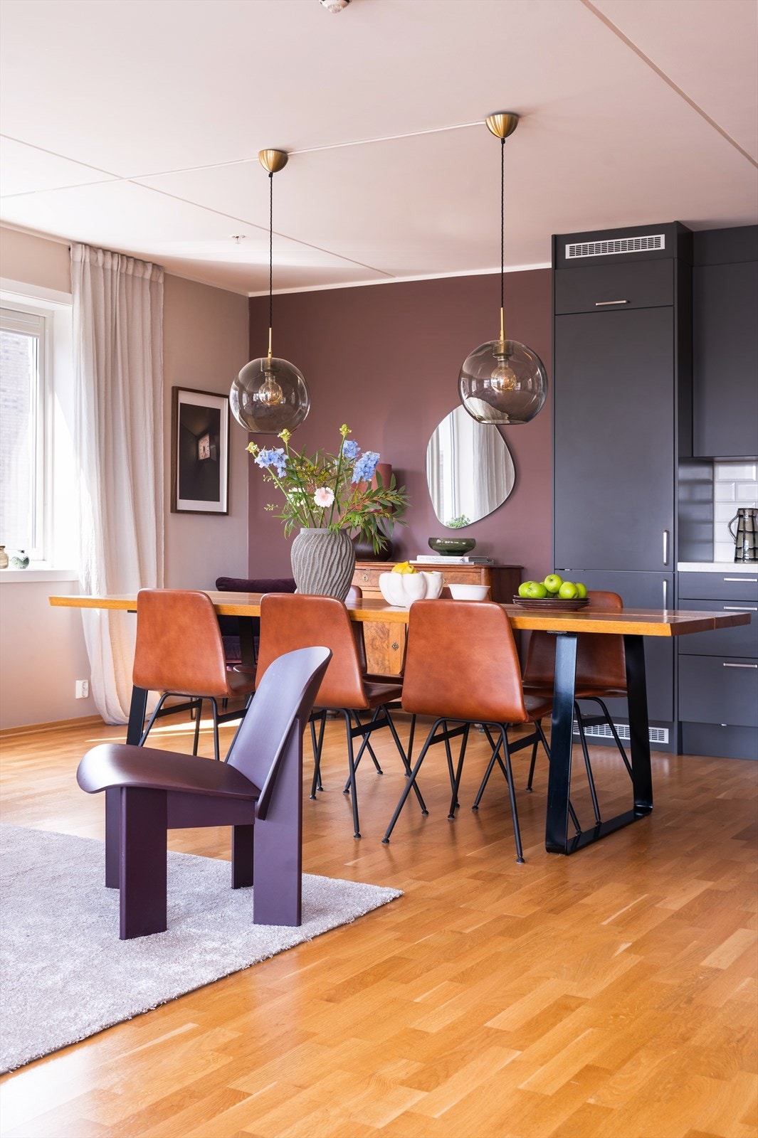 Fin sone for spisebord mellom stue- og kjøkkensonen. Galleribilde