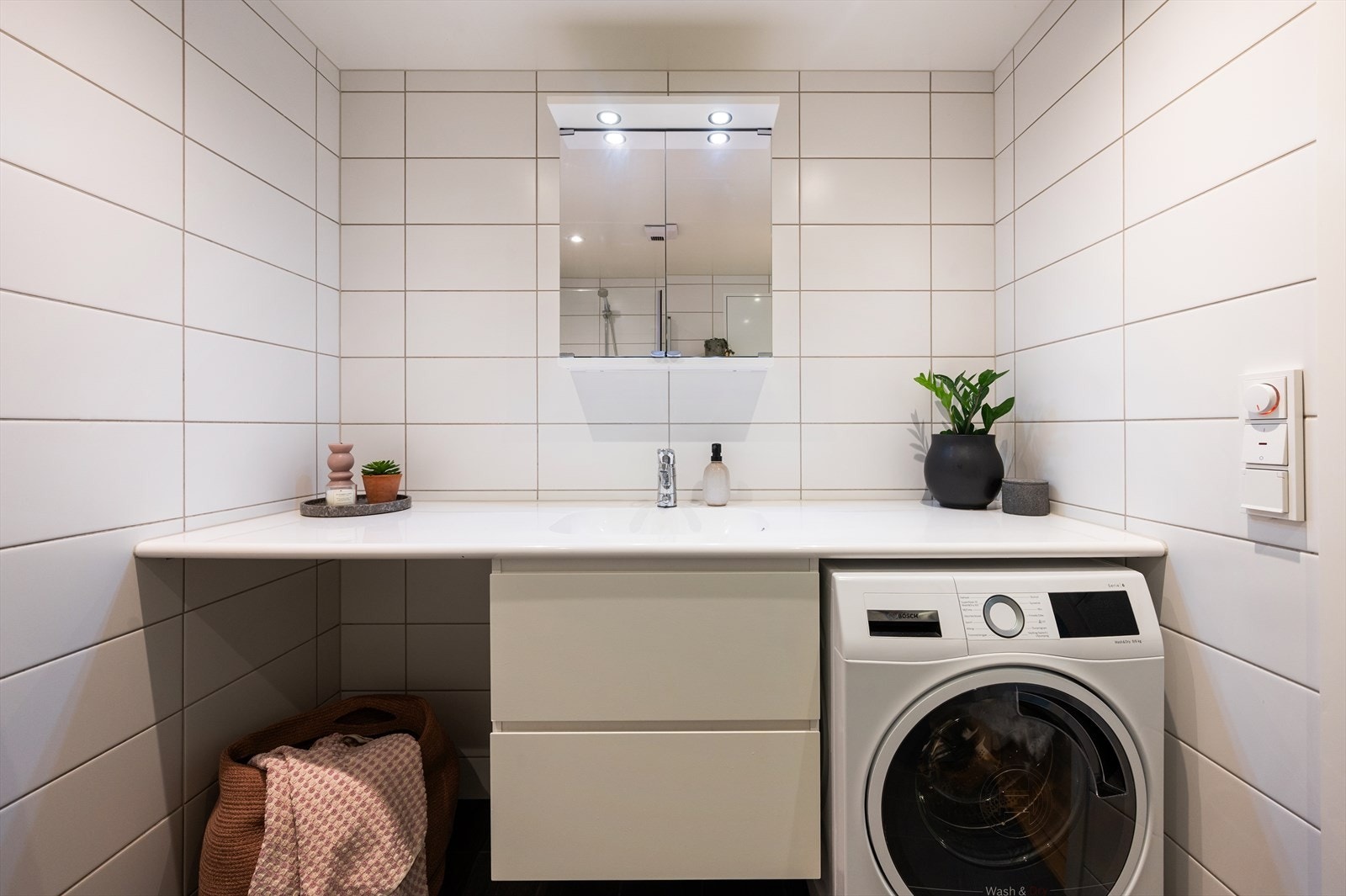 Det er plass og opplegg til tørketrommel om ønskelig under vasken i tillegg til vaskemaskinen. Galleribilde