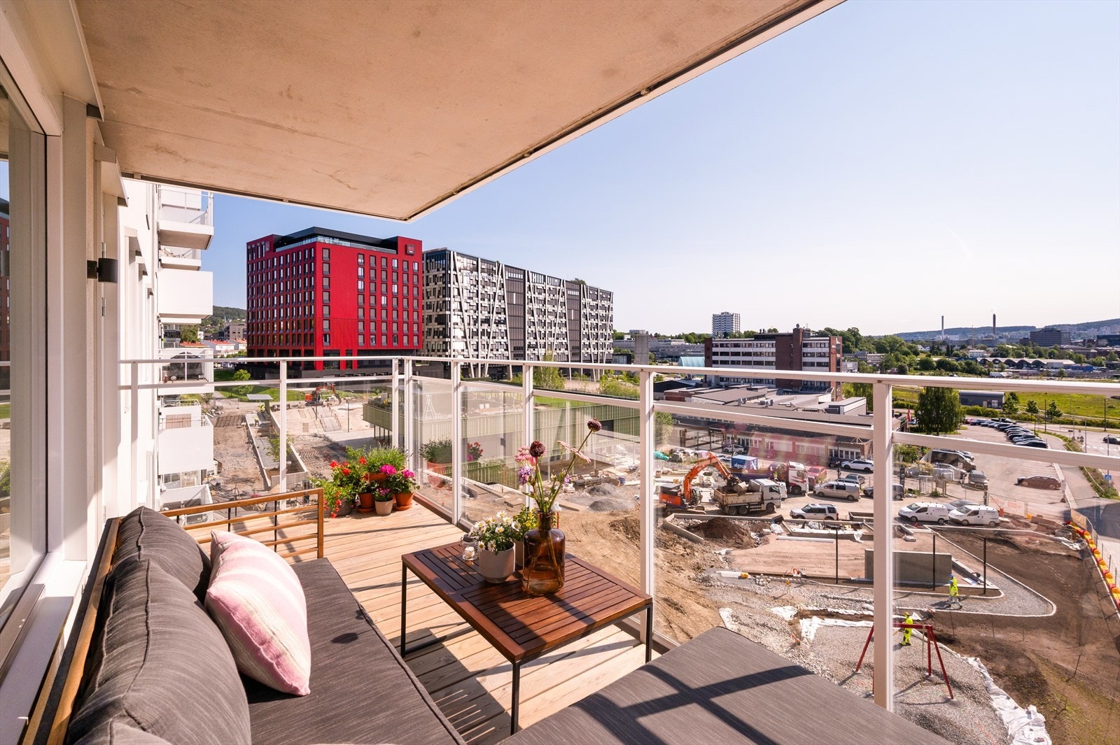 På tomten foran leiligheten skal Løren aktivitetspark ferdigstilles sommeren 2025. Det nye anlegget vil legge tilrette for aktiviteter for barn og unge, skape en møteplass i området, tilrettelegge for byliv og grønne arealer. Galleribilde