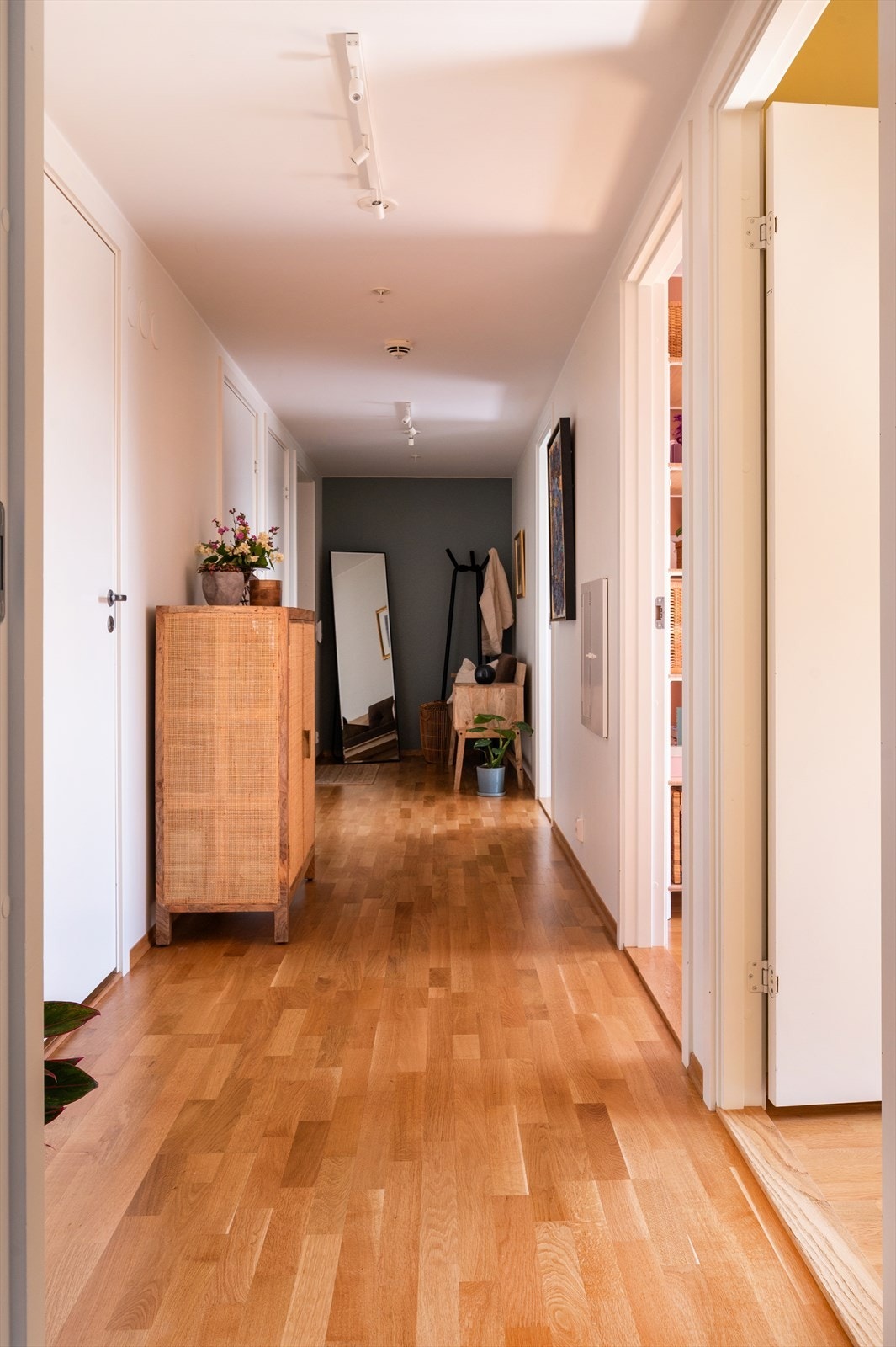 Leilighetens entré gir et godt førsteinntrykk og er nylig malt. Galleribilde