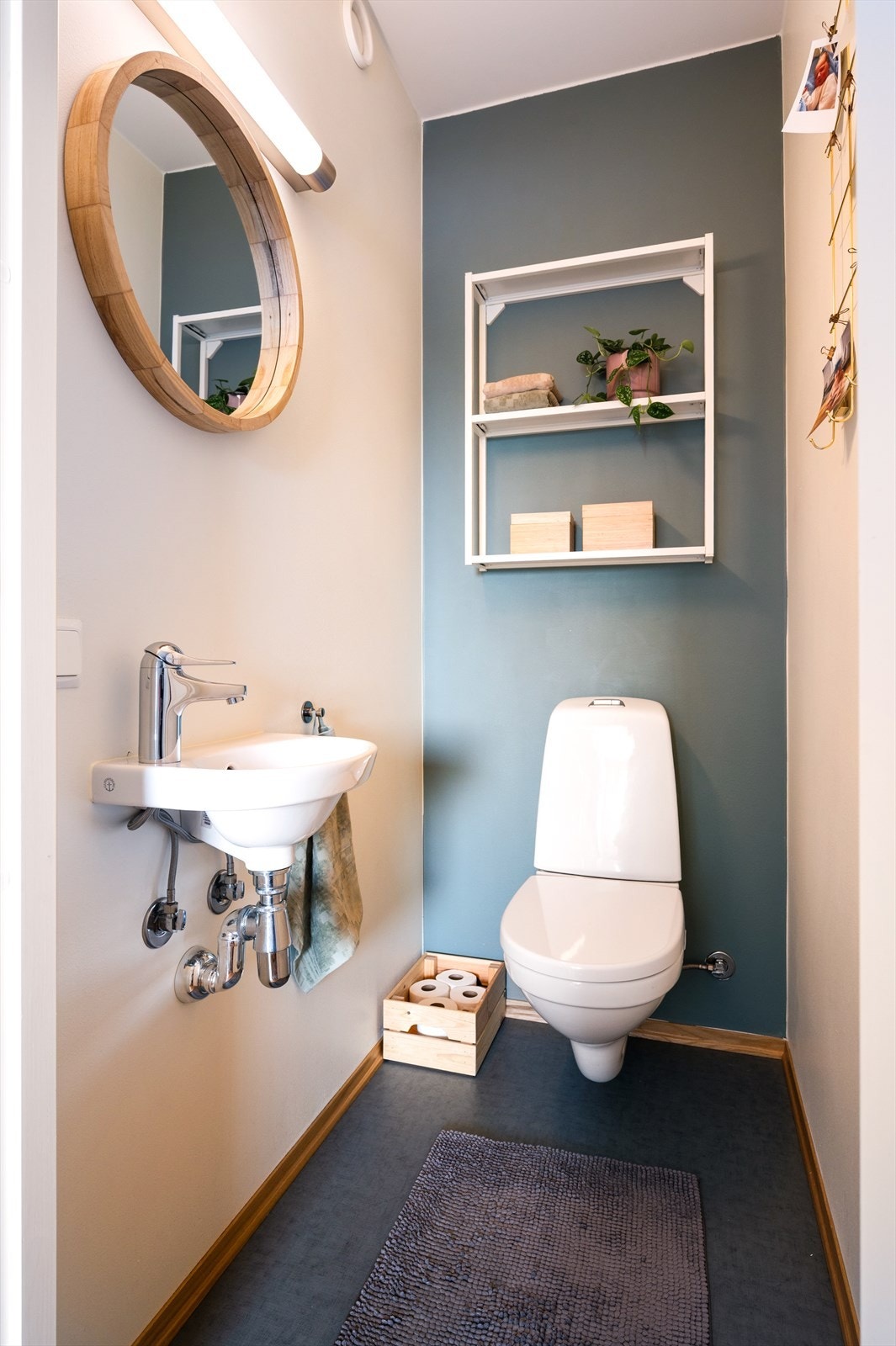 Et praktisk og separat toalettrom med adkomst fra gang. Galleribilde