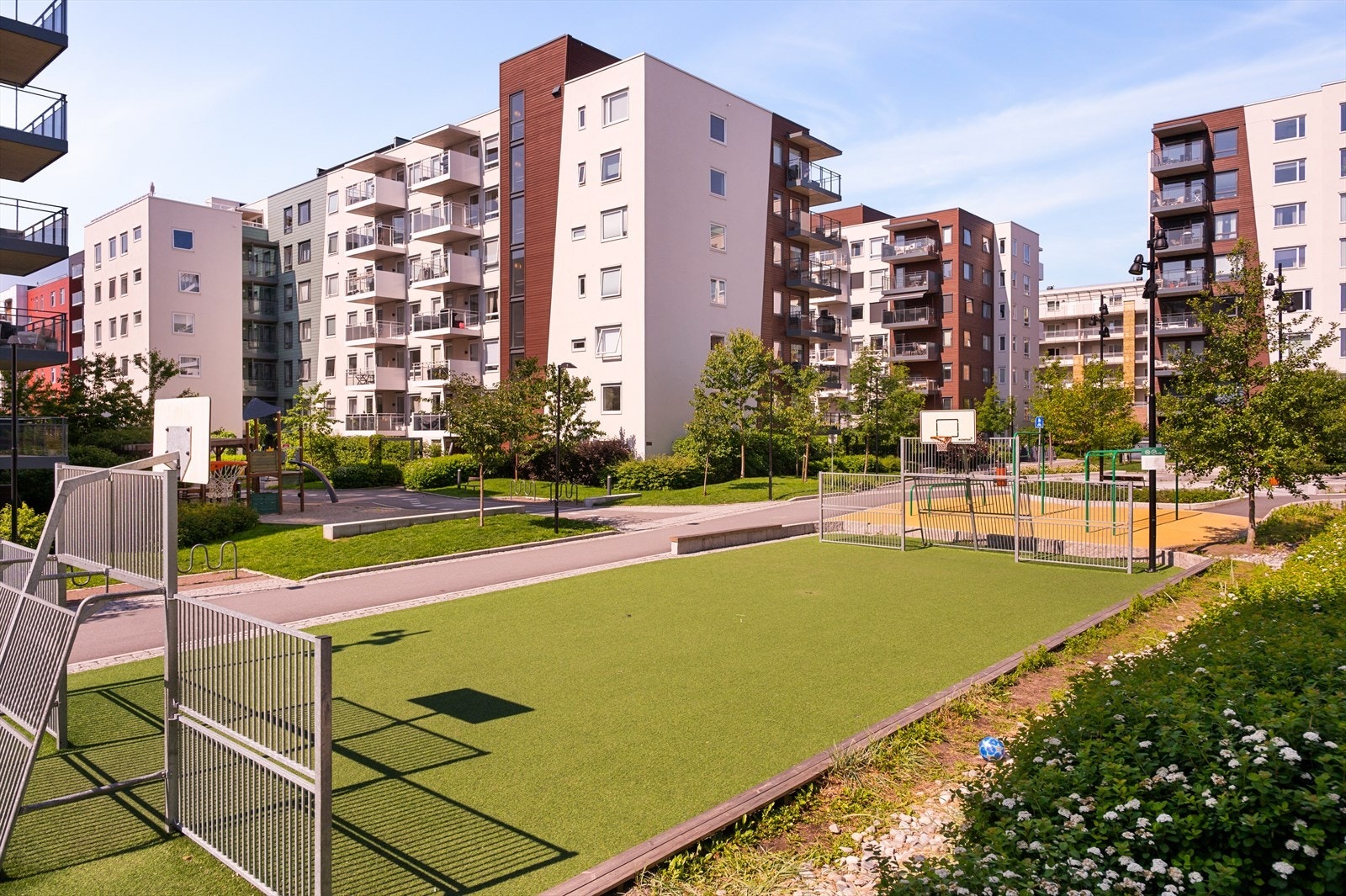 Fantastisk felles bakgård med masse lekerområder, stor gressplen, felles grill ol. Galleribilde