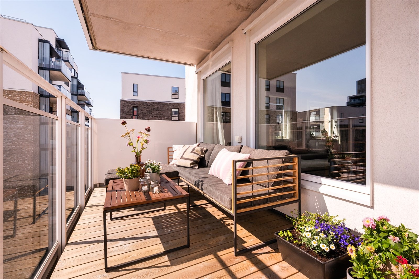 Balkongen er østvendt, noe som gir deilige solforhold fra morgen og til ca. kl. 14:30 i sommermånedene. Galleribilde