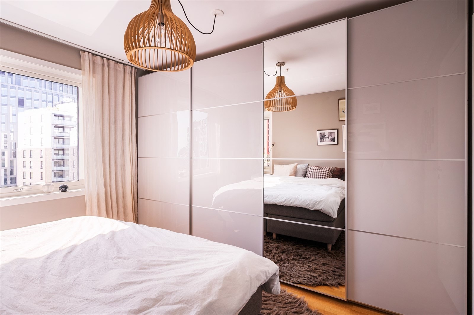 Stor skyvedørsgarderobe gir rom for rom for lagring av klær og andre personlige eiendeler. Galleribilde