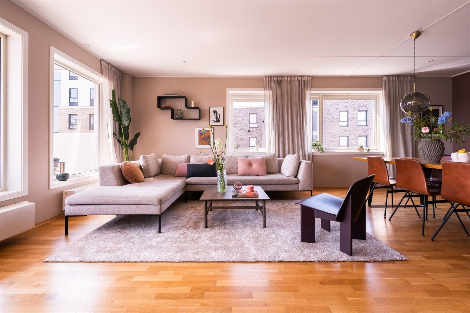 Leilighetens stue har et stilrent og moderne preg, med delikate overflater og 3-stavs parkett på gulvet. Galleribilde