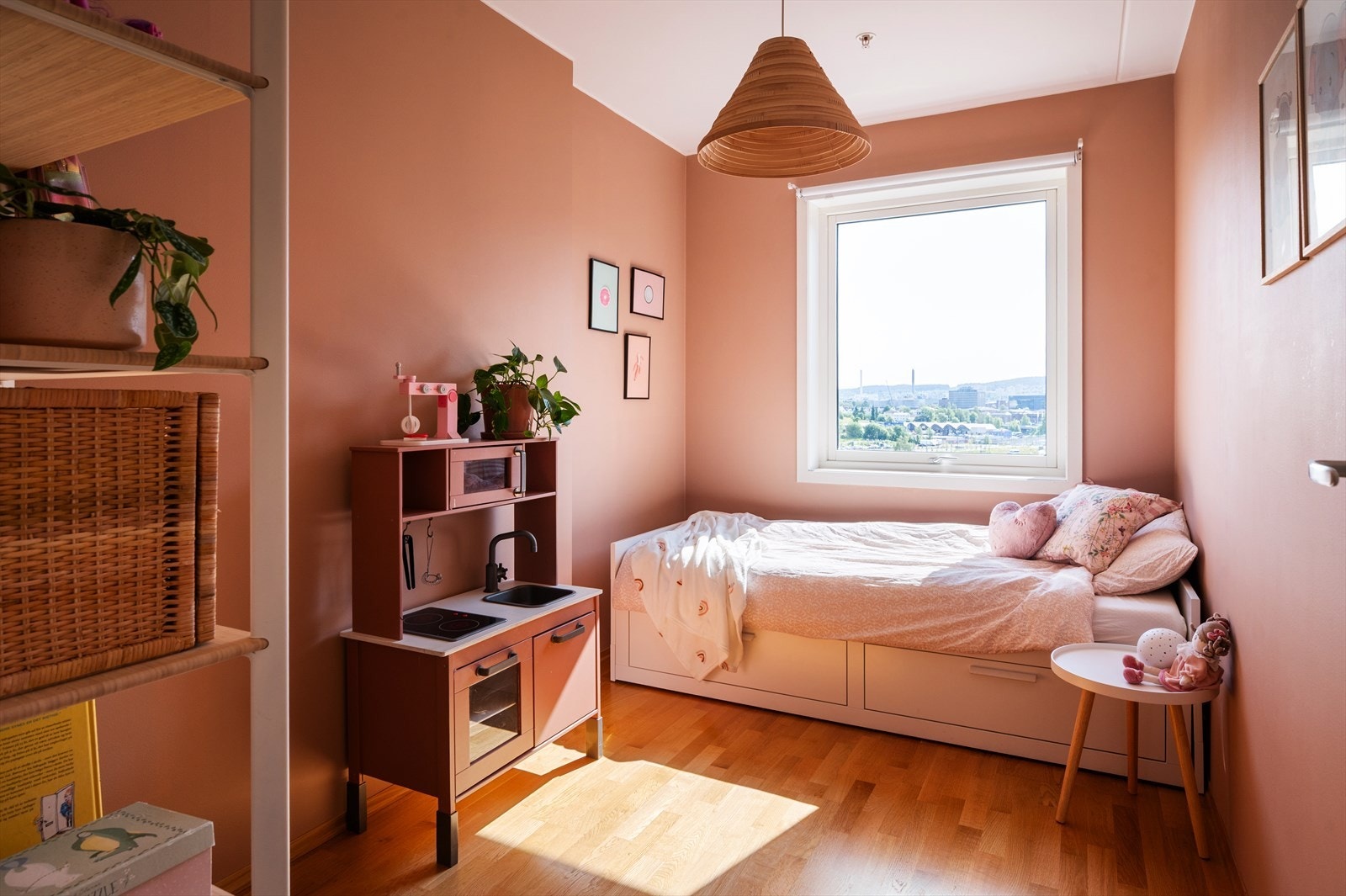 Soverom 3 - Pent soverom med plass til seng, skrivepult, kommode og andre møbler etter behov. Galleribilde