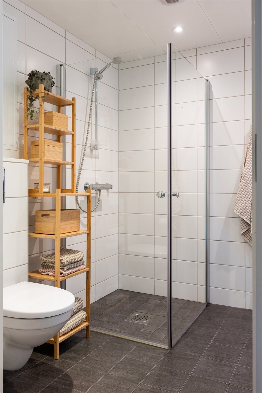 Badet fremstår som svært tidsriktig og er utstyrt med nedsenket dusjnisje med innfellbare dusjdører, servant med ett-greps blandebatteri og vegghengt toalett. Galleribilde