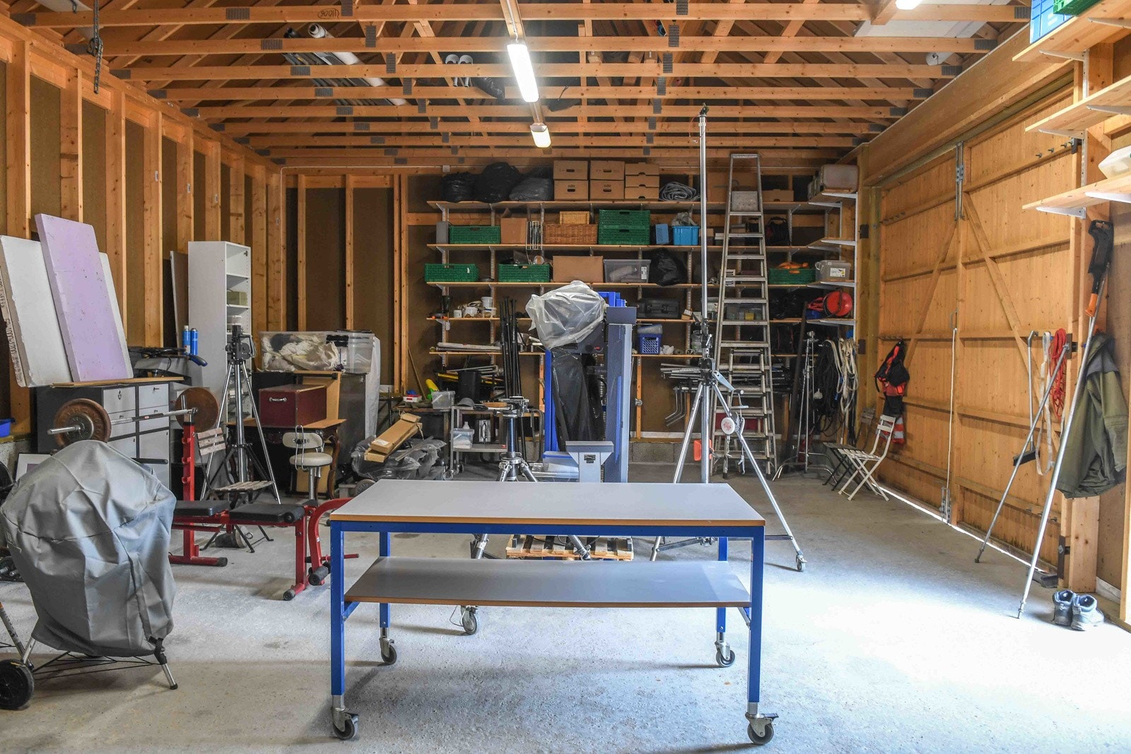 Reskapshuset gir rom for mange aktiviteter, parkering, lager, atelier, studio, eller det som kan være ditt prosjekt. Galleribilde