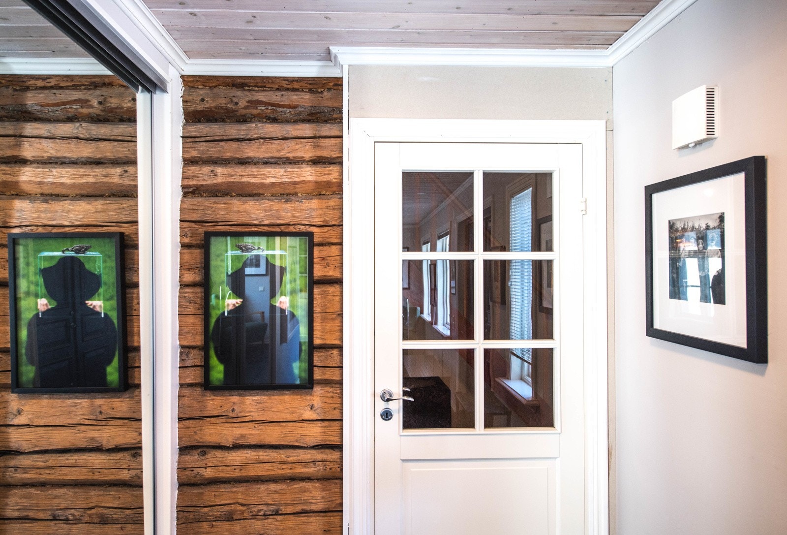 Fra entreen og inn til den eldre delen - synlig tømmer fra 1828. Galleribilde