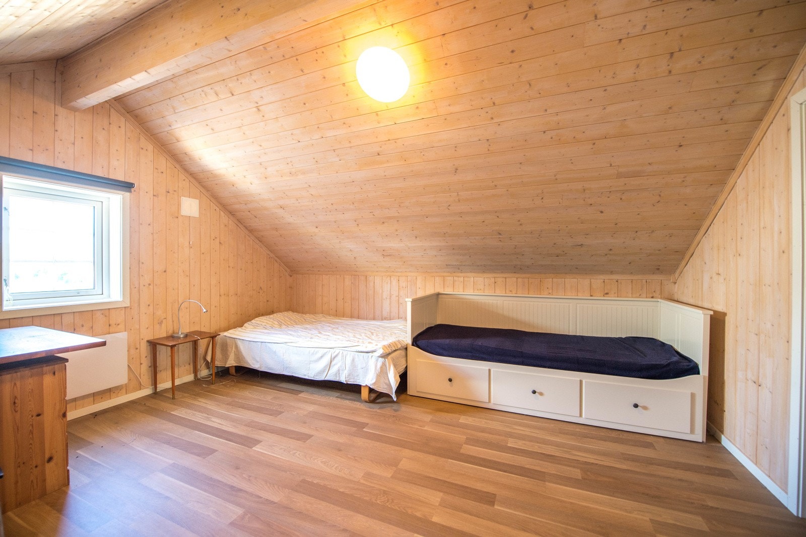 Et av rommene i andre etasje benyttes til overnatting. Galleribilde