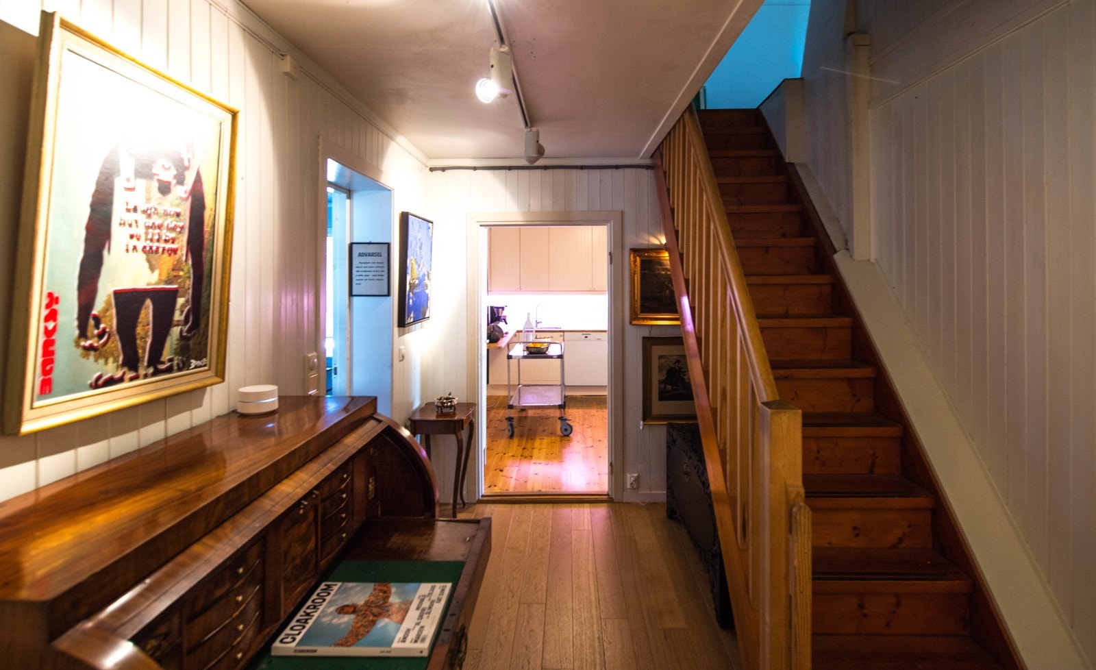 Gang og trapp i den eldre delen. Galleribilde