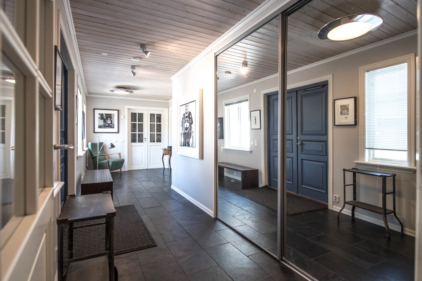 Fra entreen i den tverrgående fløyen som binder de to huskroppene sammen. Galleribilde