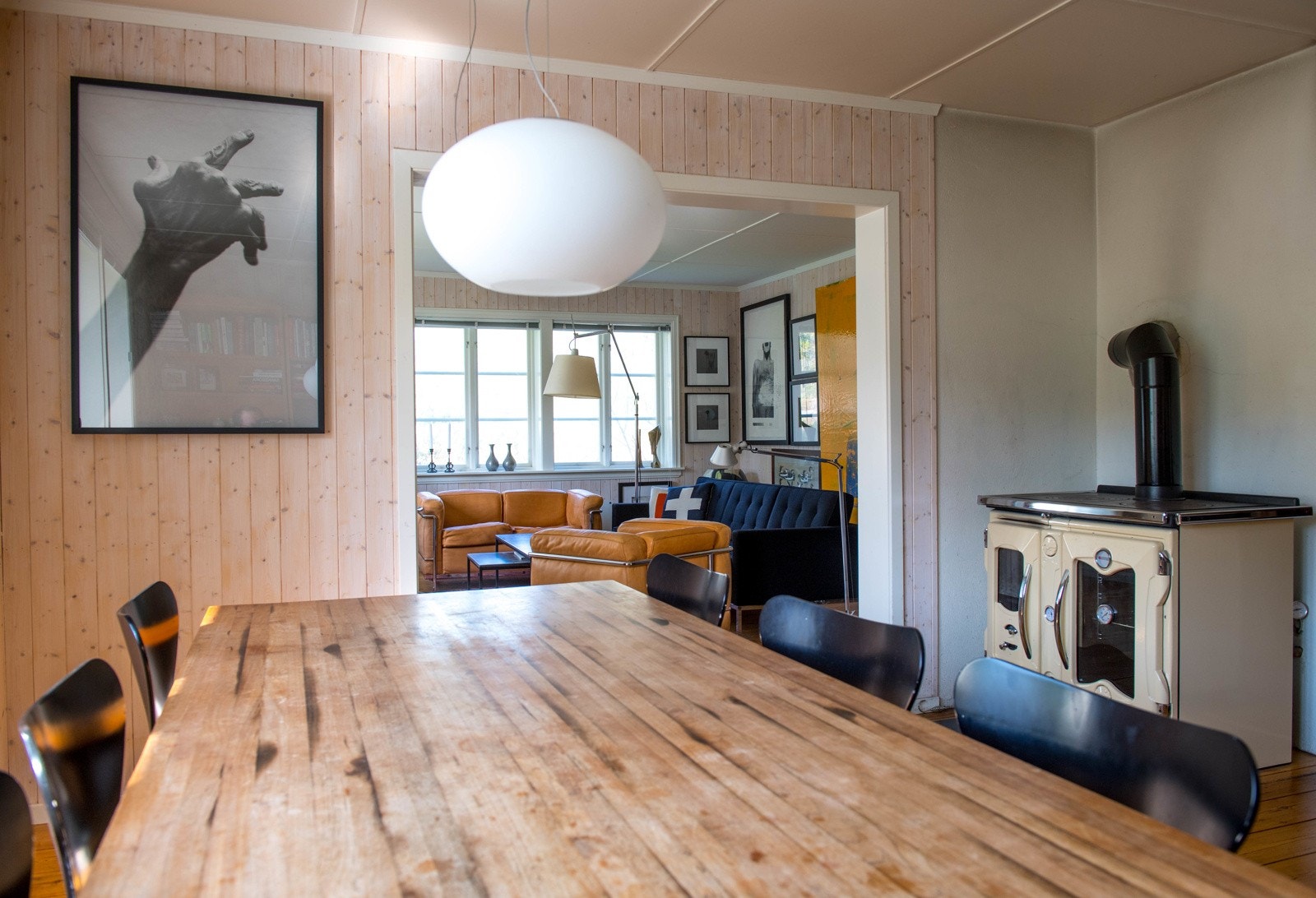 En trivelig spisestue ved kjøkkenet - og en elegant, italiensk, vedfyrt komfyr fra Nordica - som også bidrar til oppvarming av det vannbårede varmesystemet. Galleribilde