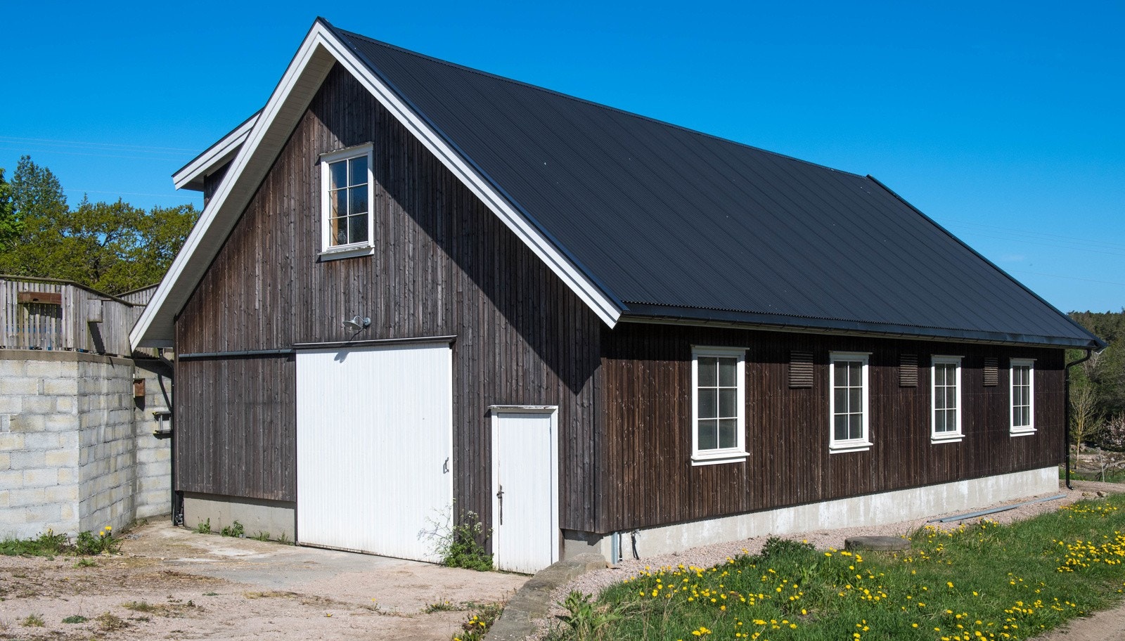 Fjøset med høyloft i øvre plan. Galleribilde