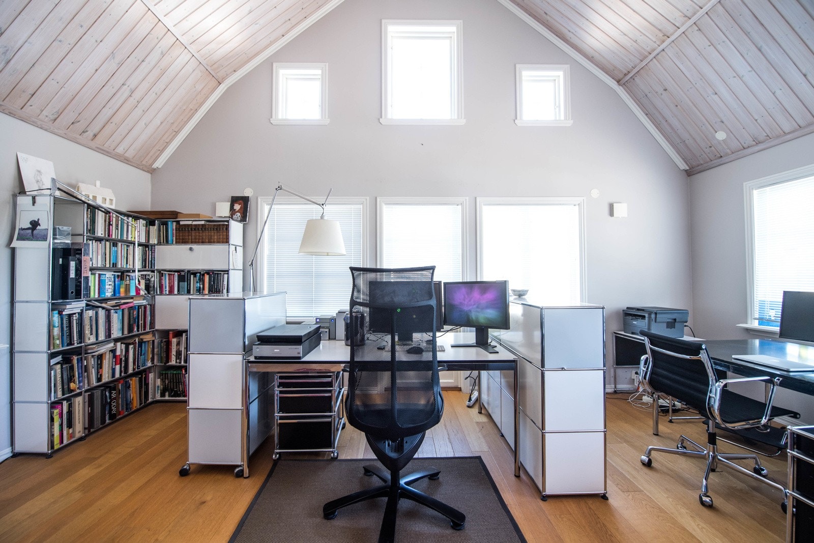 Kontor og arbeidsrom - eller en stue om du vil - i den nordlige huskroppen. Galleribilde