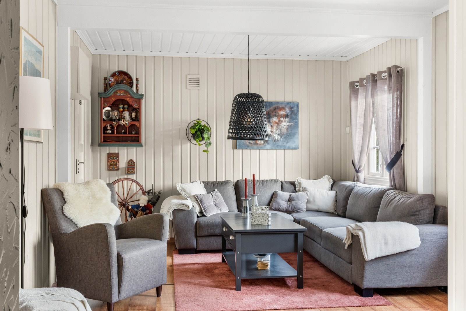 God plass for sofa og godstol. Dør til vaskerom kan sees til venstre i bildet Galleribilde