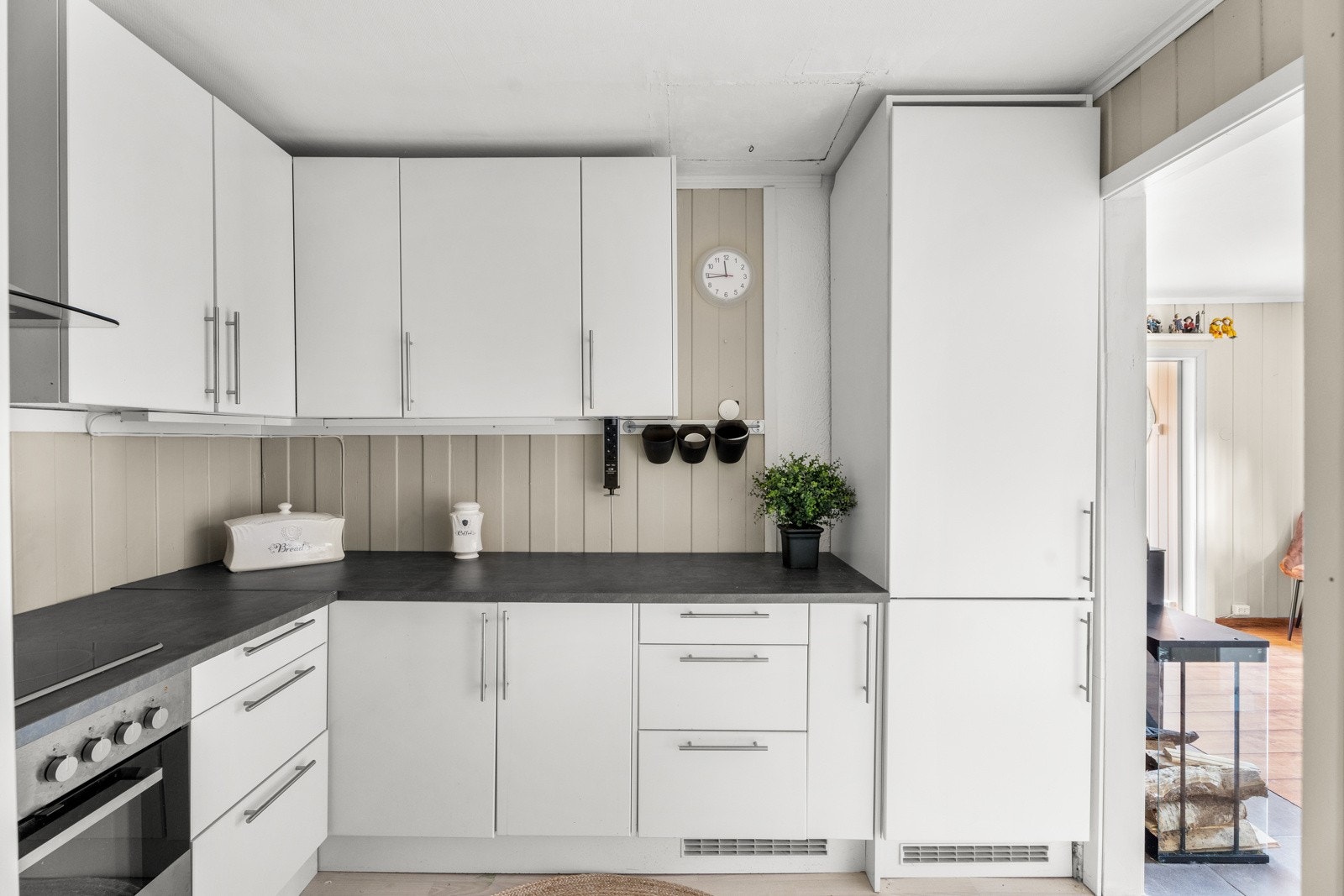 Delikat kjøkken i praktisk og god utførelse fra Ikea. Integrerte hvitevarer følger. Galleribilde