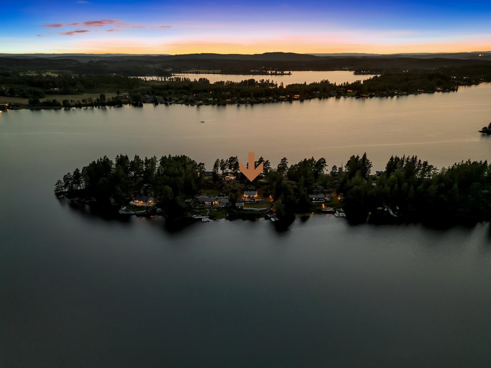 Vøyentangen ligger på en øy, helt bilfritt, kun med båtadkomst eller gåtur via Skimtefjell Galleribilde