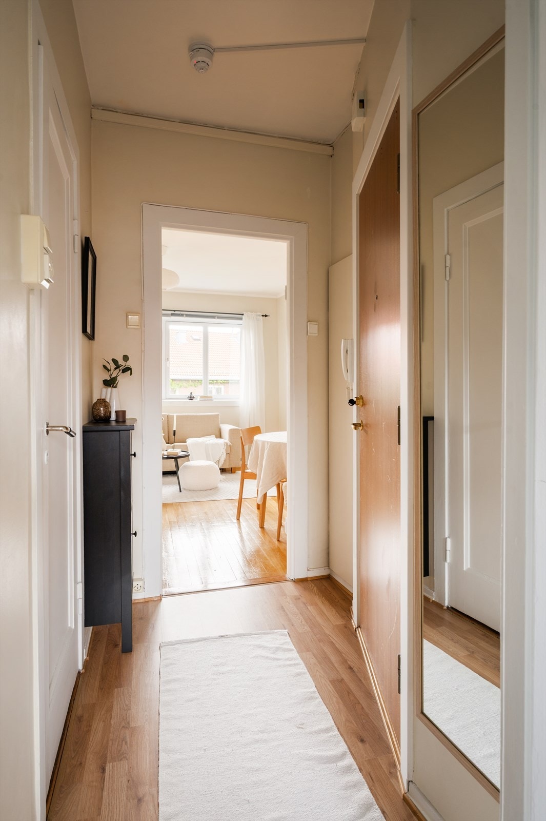 Leilighetens entré er innbydende og gir et godt førsteinntrykk av leiligheten. Galleribilde