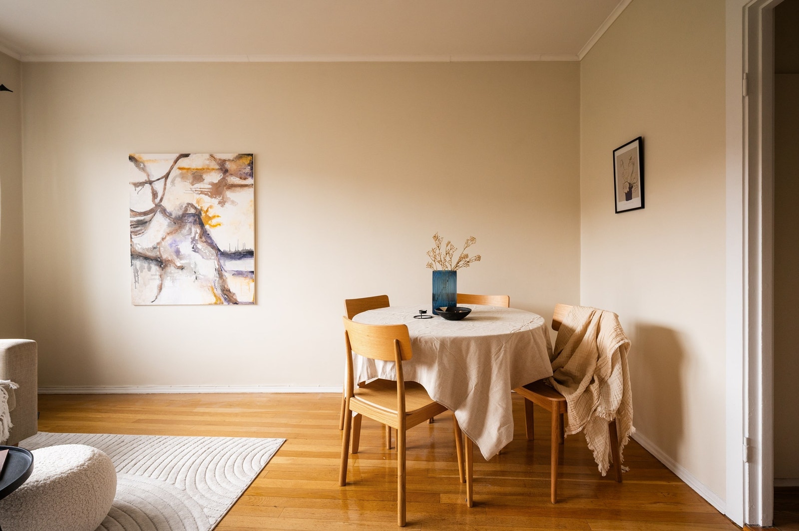 En slik type kjøkkenløsning tilfredsstiller mange behov, for deg som ønsker mye benk- og skapplass og for deg som ønsker en åpen og god kommunikasjon. Galleribilde