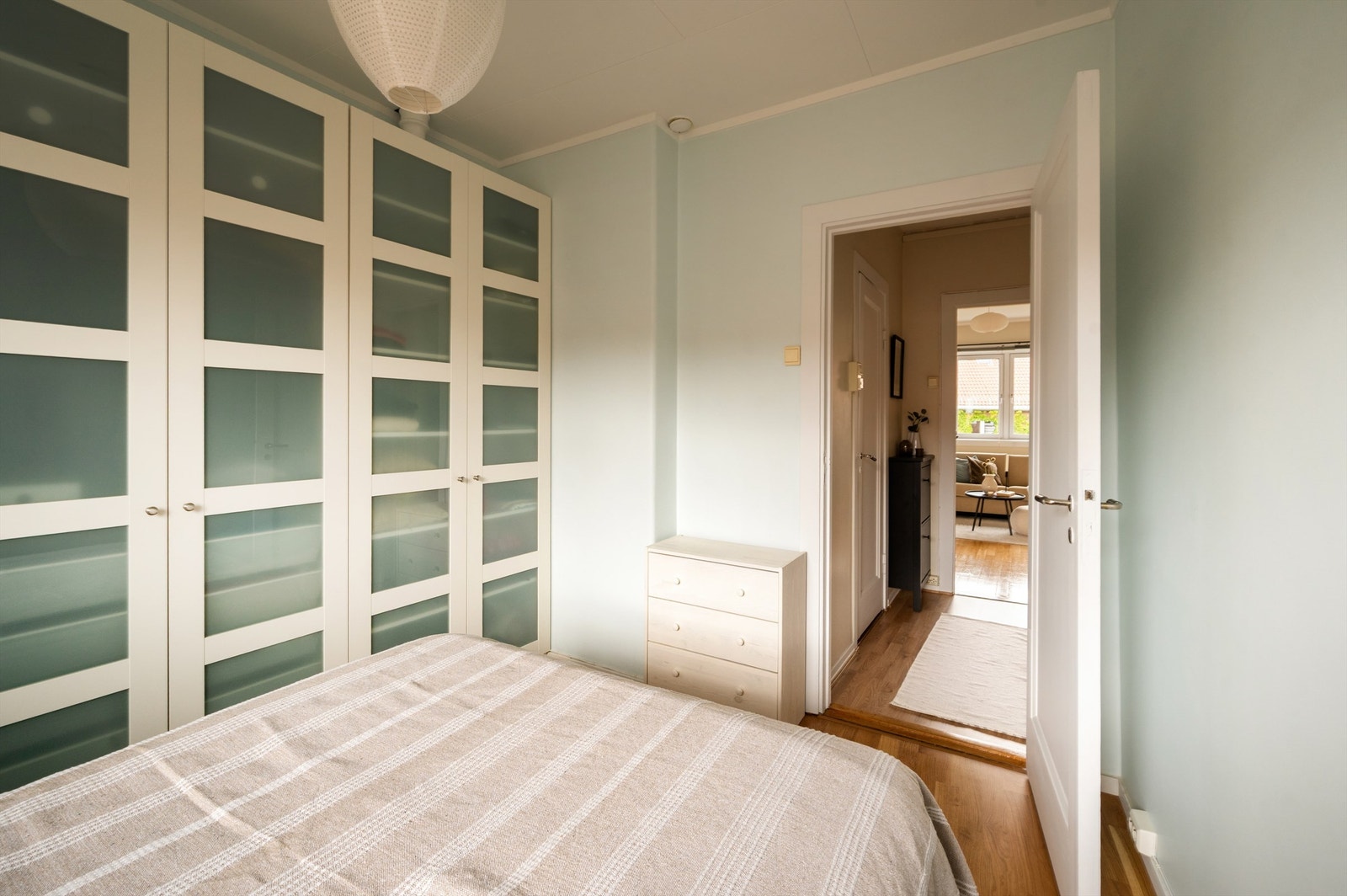 Et praktisk innebygd garderobeskap gir rikelig med lagringsplass og bidrar til et ryddig og harmonisk rom. Galleribilde