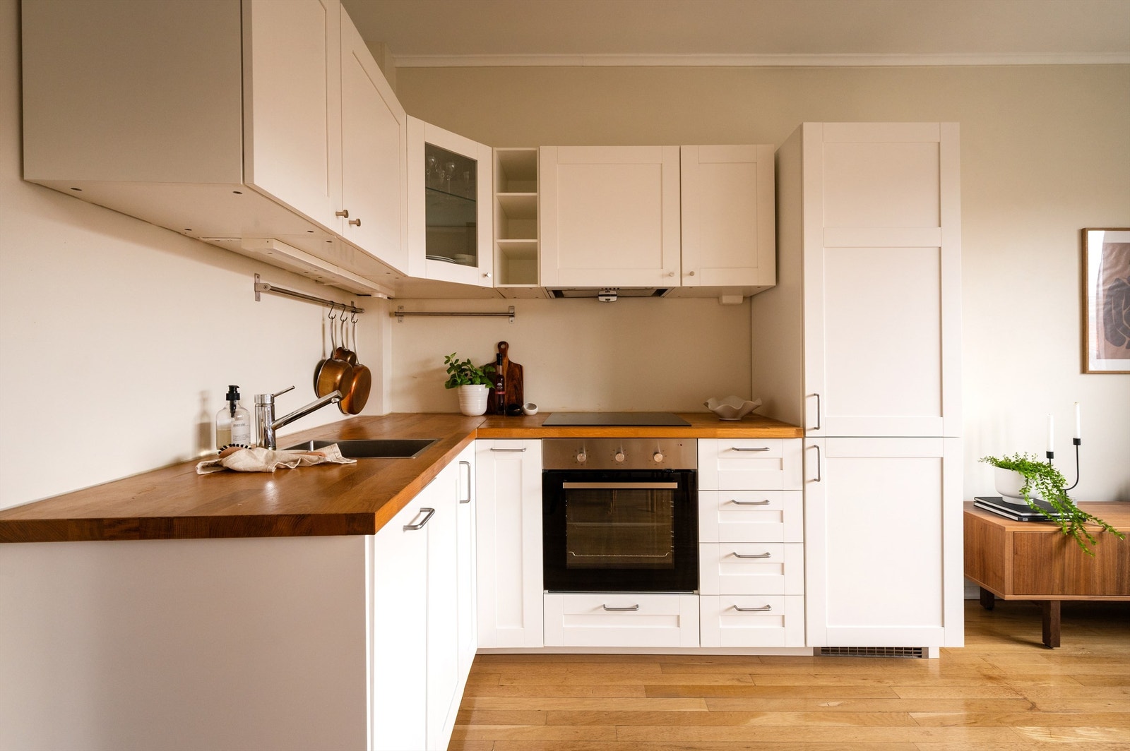 For de fleste er kjøkkenet et av de viktigste rommene i hjemmet. Kjøkkenet fremstår moderne og er i en åpen løsning med stuen. Galleribilde