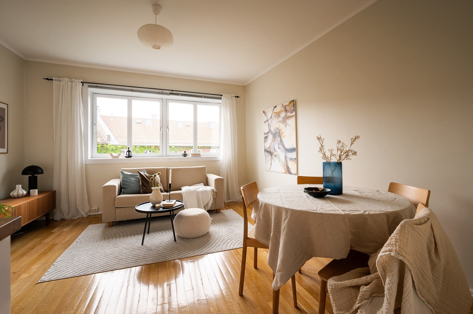 Boligen har en god planløsning og ligger fint til på Tøyen. Stuen er av god størrelse med plass til sofa, tilhørende salongbord og TV-seksjon. Det første som møter deg er store vindusflater, noe som gir en fantastisk atmosfære. Galleribilde