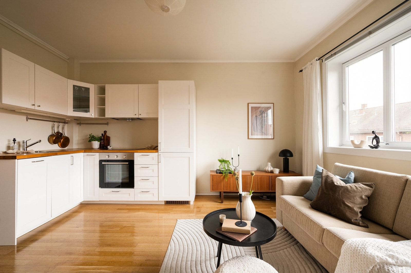 En lys og pen
2-roms leilighet som kombinerer moderne komfort med smakfulle detaljer. Galleribilde