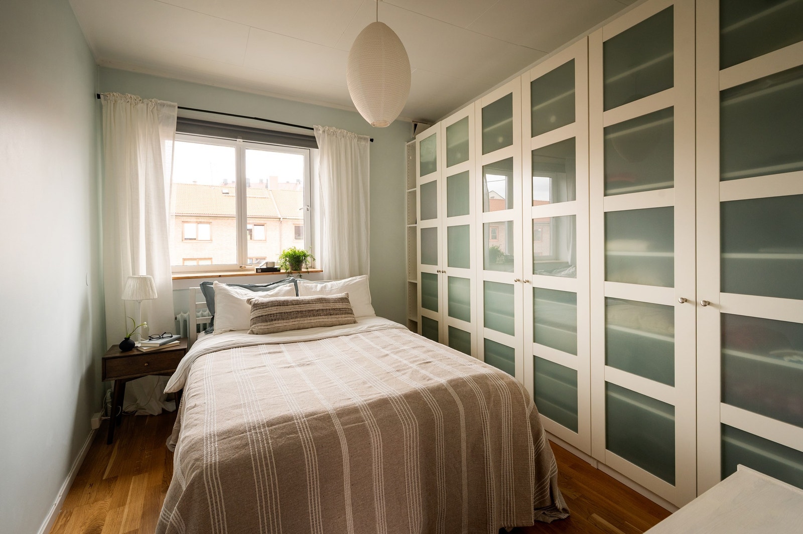 Soverommet er holdt i duse og behagelige nyanser perfekt for soverommet. Galleribilde