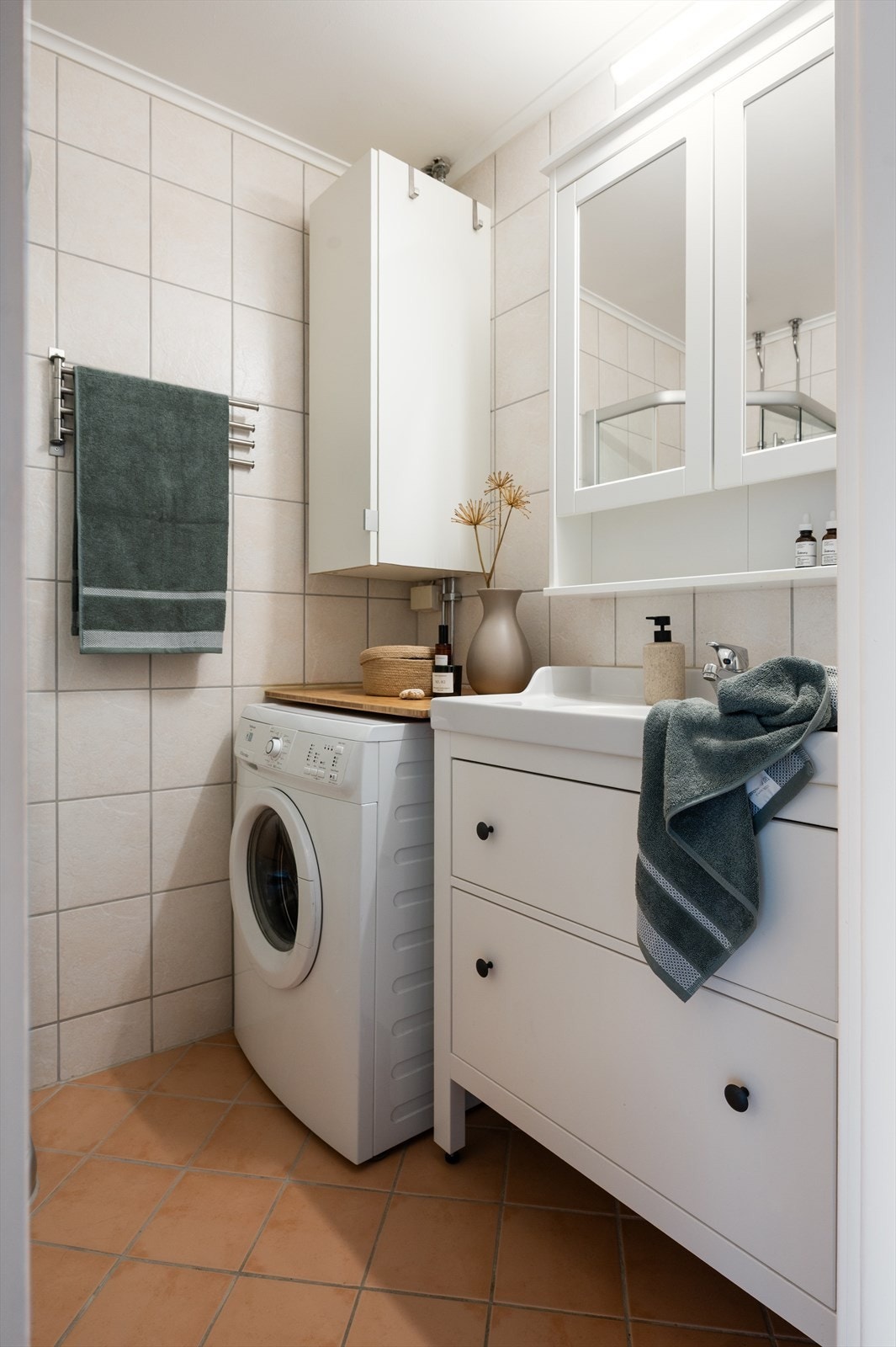 Baderomsinnredningen består av benkeskap med glatte fronter. Galleribilde