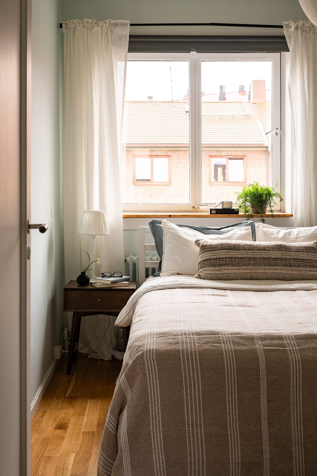 God plass til seng og tilhørende nattbord. Galleribilde