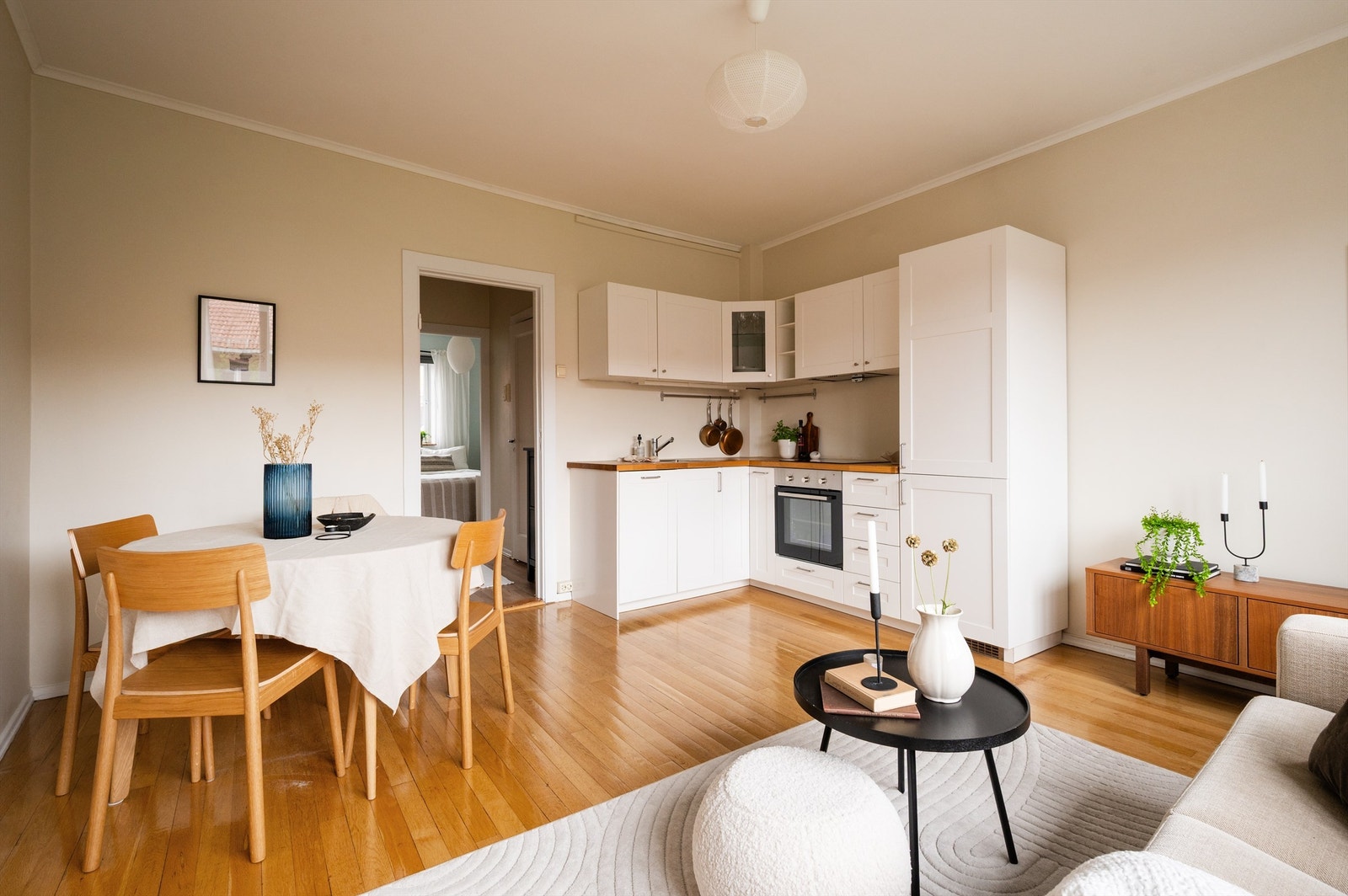 Stuen er holdt i varme og flotte farger, og har naturlige "soner" med plass til både sofagruppe og spisestue. Galleribilde