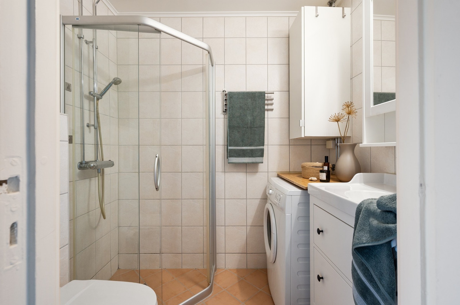 Badet er pent flislagt på gulv og vegger. Galleribilde