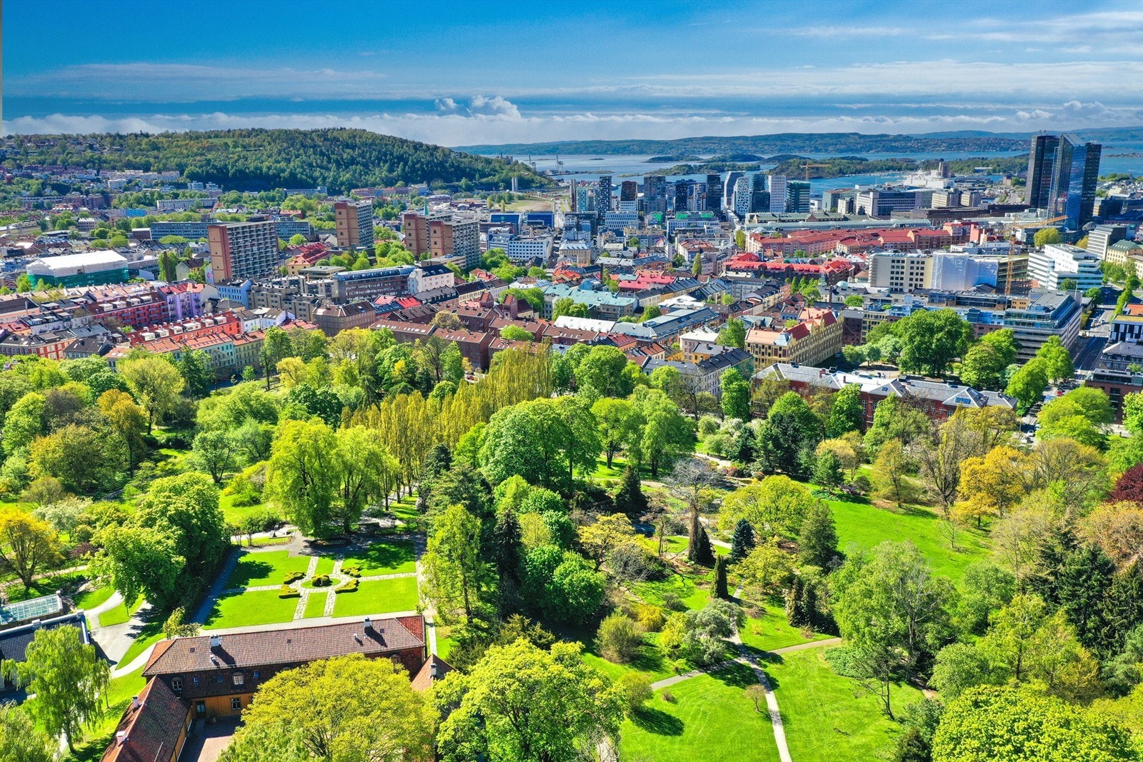 I tillegg til å bo i hovedstadens sentrum er det kort vei til gode turområder som Botsparken, Botanisk hage, Tøyenparken (Miniøya & Øyafestivalen), Middelalderparken, Ola Narr, Sofienbergparken, Birkelunden og Kampen park. Galleribilde