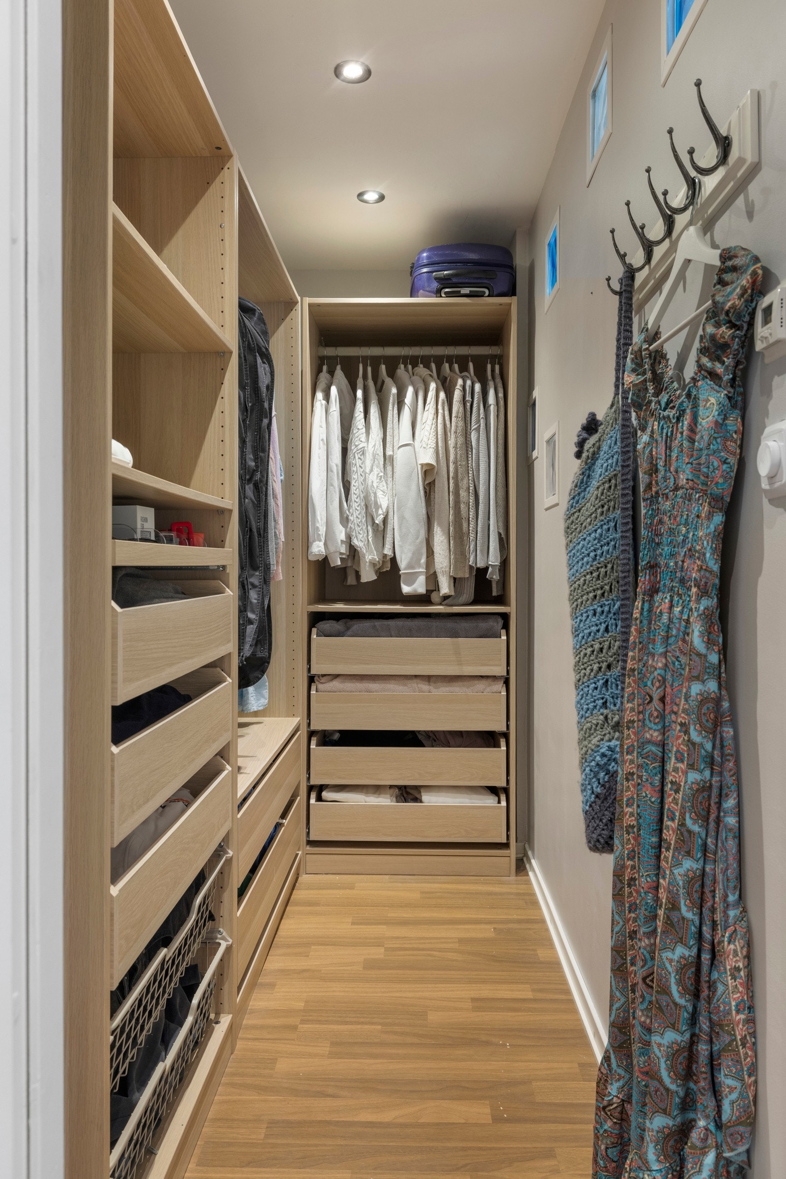 Boden er i dag benyttet som walk-in garderobe, innredet med praktiske garderobeløsninger Galleribilde