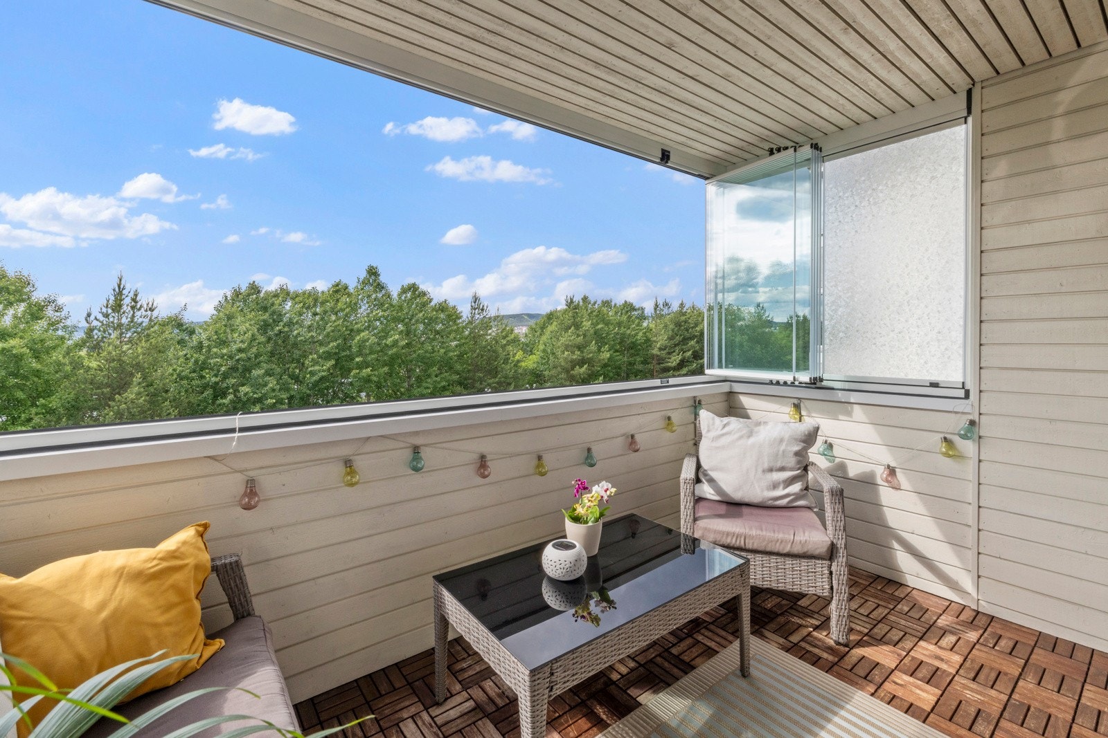 Den har terrasseheller som gir et praktisk og jevnt underlag Galleribilde